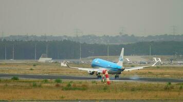 frankfurt am huvud, Tyskland juli 20, 2017 - klm cityhoppare embraer 175:a ph exh landning. fraport, frankfurt, Tyskland video