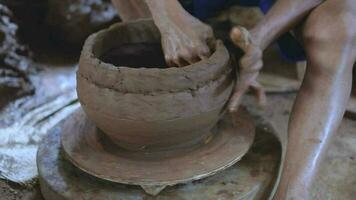 cerca arriba de del artesano manos haciendo cerámica desde arcilla video