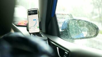 Singapour 12 mai 2022. Taxi chauffeur en utilisant lunettes carte sur intelligent téléphone video