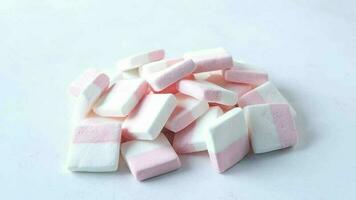 långsam rörelse av marshmallow godis droppar på vit video