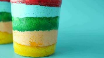 regenboogkleurige cake in een plastic bak op tafel video