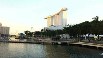 singapur, marina bay 1 de junio de 2022. singapur marina bay sands at night video