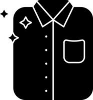 limpieza camisa icono en negro y blanco vector