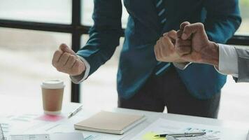 concentração total no trabalho. grupo de jovens empresários trabalhando e se comunicando enquanto estão sentados na mesa do escritório junto com colegas sentados em segundo plano video