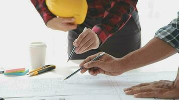 negocio objetos de equipo ingenieros oficina con construcción ingeniero arquitecto y trabajador mirando edificio modelo video