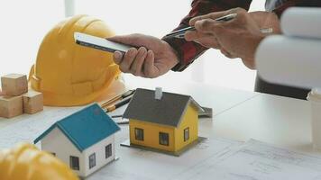 attività commerciale oggetti di squadra ingegneri ufficio con costruzione ingegnere architetto e lavoratore guardare edificio modello video