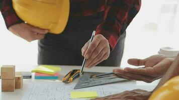 negocio objetos de equipo ingenieros oficina con construcción ingeniero arquitecto y trabajador mirando edificio modelo video