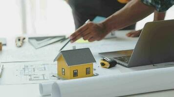 attività commerciale oggetti di squadra ingegneri ufficio con costruzione ingegnere architetto e lavoratore guardare edificio modello video