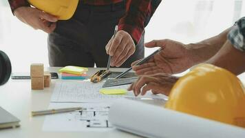 bedrijf voorwerpen van team ingenieurs kantoor met bouw ingenieur architect en arbeider op zoek gebouw model- video