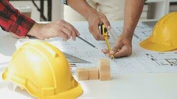 bedrijf voorwerpen van team ingenieurs kantoor met bouw ingenieur architect en arbeider op zoek gebouw model- video