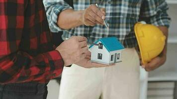 attività commerciale oggetti di squadra ingegneri ufficio con costruzione ingegnere architetto e lavoratore guardare edificio modello video