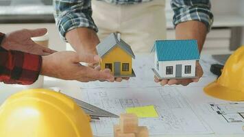 attività commerciale oggetti di squadra ingegneri ufficio con costruzione ingegnere architetto e lavoratore guardare edificio modello video