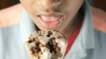 Adolescência Garoto comendo chocolate sabor gelo creme video