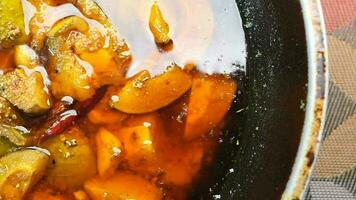 fait maison mangue cornichon dans une verre pot sur table video