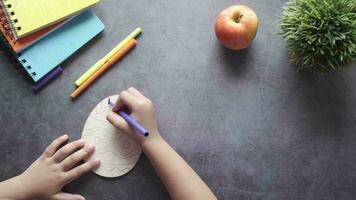 niño niña dibujo en huevo forma de madera tablero en negro video