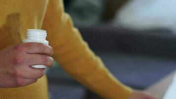 Frau nehmen Tabletten aus von das Flasche mit Raum zum Text. video