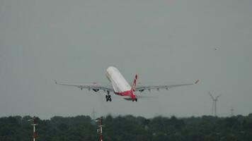 Düsseldorf, Tyskland juli 22, 2017 - airberlin flygbuss 330 d abxb rotera och klättra. Düsseldorf flygplats, Tyskland video