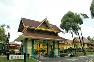 Jacarta, indonesia-23 abril 2023 Monumento taman mini Indonesia Indah anjungan riau rumah selaso jatuh kembar foto