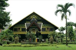 Jacarta, indonesia-23 abril 2023 Monumento taman mini Indonesia Indah anjungan aceh foto