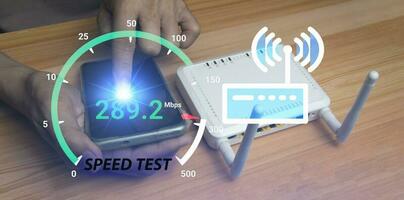 rápido Internet conexión prueba de velocidad red banda ancha tecnología hombre utilizando alto velocidad Internet con teléfono inteligente y ordenador portátil computadora. 5g calidad, velocidad mejoramiento. foto