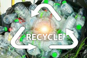 el concepto de reciclable el plastico foto