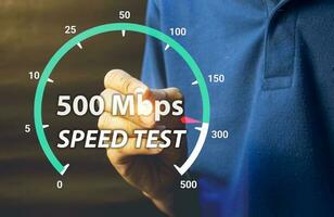 rápido Internet conexión prueba de velocidad red banda ancha tecnología hombre utilizando alto velocidad Internet con teléfono inteligente y ordenador portátil computadora. 5g calidad, velocidad mejoramiento. foto