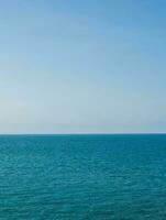 ver azul mar azul antecedentes Mira calma paisaje punto de vista verano naturaleza tropical mar hermosa Oceano agua bangsaen playa este Tailandia chonburi exótico horizonte. foto