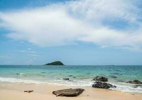 paisaje verano vista frontal tropical mar playa roca azul blanco arena fondo tranquilo naturaleza océano hermoso ola choque salpicaduras agua viajes nang ram playa este tailandia chonburi exótico horizon. foto