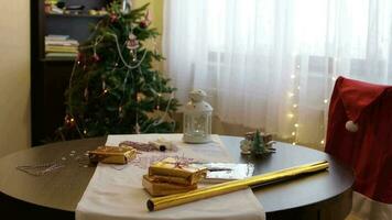 Natale i regali su un' il giro tavolo video