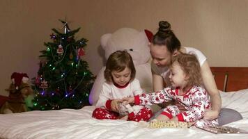 giovane madre Spettacoli di legno scatola per sua piccolo bambini nel il letto video