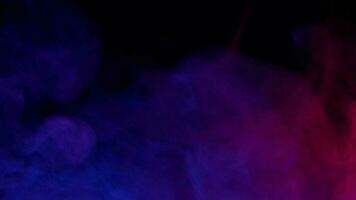 humo del difusor de aroma ultrasónico y luz colorida sobre fondo negro. video
