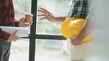 affaires objets de équipe ingénieurs Bureau avec construction ingénieur architecte et ouvrier à la recherche bâtiment modèle video