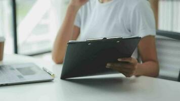 junger erwachsener glücklich lächelnder hispanischer asiatischer student mit kopfhörern, der über online-chat-meetings mit laptop auf dem universitätscampus oder im virtuellen büro spricht. College-Studentin, die aus der Ferne lernt. video