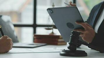 rättvisa och lag koncept.manlig domare i en rättssal med klubban, arbetar med, dator och dockningstangentbord, glasögon, på bordet i morgonljus video