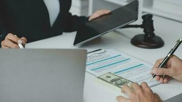 rättvisa och lag koncept.manlig domare i en rättssal med klubban, arbetar med, dator och dockningstangentbord, glasögon, på bordet i morgonljus video