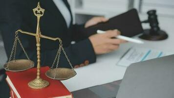rättvisa och lag koncept.manlig domare i en rättssal med klubban, arbetar med, dator och dockningstangentbord, glasögon, på bordet i morgonljus video