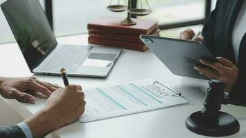 rättvisa och lag koncept.manlig domare i en rättssal med klubban, arbetar med, dator och dockningstangentbord, glasögon, på bordet i morgonljus video