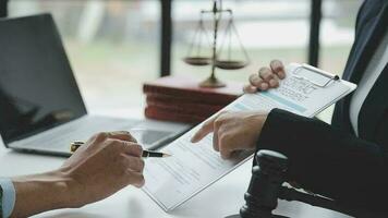 rättvisa och lag koncept.manlig domare i en rättssal med klubban, arbetar med, dator och dockningstangentbord, glasögon, på bordet i morgonljus video