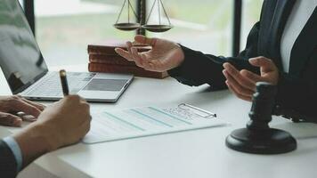 rättvisa och lag koncept.manlig domare i en rättssal med klubban, arbetar med, dator och dockningstangentbord, glasögon, på bordet i morgonljus video