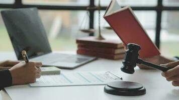 rättvisa och lag koncept.manlig domare i en rättssal med klubban, arbetar med, dator och dockningstangentbord, glasögon, på bordet i morgonljus video