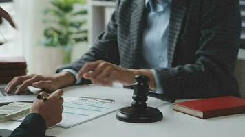 rättvisa och lag koncept.manlig domare i en rättssal med klubban, arbetar med, dator och dockningstangentbord, glasögon, på bordet i morgonljus video