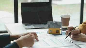 fastighetsmäklare presenterar och rådgör med kund till beslutsfattande teckna försäkringsformulär avtal, köp och sälj bostadsmodell, gällande bolåneerbjudande för och villaförsäkring video