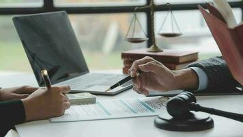 rättvisa och lag koncept.manlig domare i en rättssal med klubban, arbetar med, dator och dockningstangentbord, glasögon, på bordet i morgonljus video