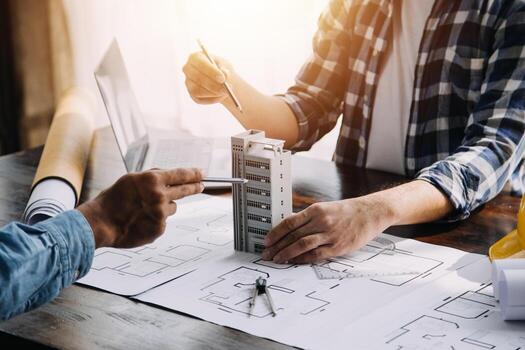 reunión de trabajo en equipo de ingenieros, trabajo de dibujo en la reunión de planos para el trabajo del proyecto con un socio en la construcción de modelos y herramientas de ingeniería en el concepto de sitio de trabajo, construcción y estructura. foto