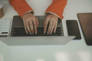 el retrato de una joven mujer asiática independiente está trabajando en su trabajo en una tableta de computadora en una oficina moderna. hacer un informe de análisis contable datos de inversión inmobiliaria, concepto de sistemas financieros y fiscales. foto