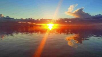 rojo puesta de sol en paraíso Oceano isla y buques en horizonte imágenes. video