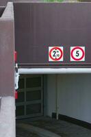 Height and load limits signs photo