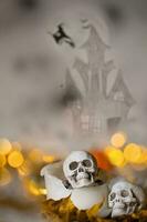 cráneo en un antiguo usado grueso vela. de miedo Víspera de Todos los Santos antecedentes. foto