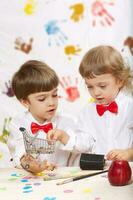 dos Niños son jugando juntos foto