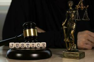 palabra justicia compuesto de de madera dados. de madera mazo y estatua de themis en el antecedentes. foto